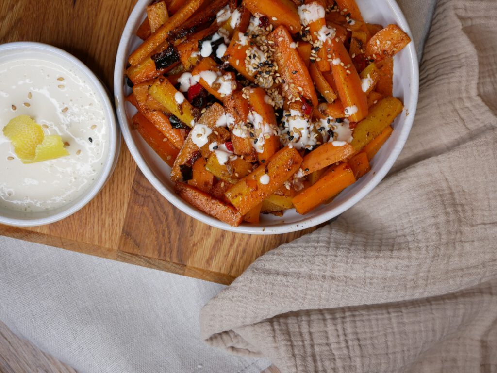 Ayurvedischer Karottensalat für den Herbst mit Tahinidressung.